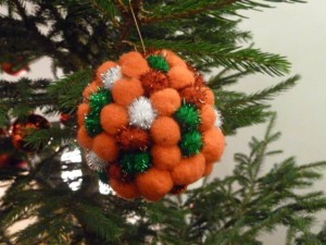 Comment décorer un sapin ? Avec des boules de Noël !